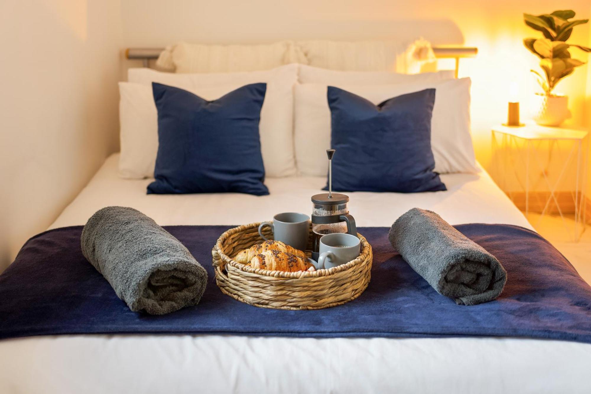 Large, Newly Renovated, Three Bedroom Town Centre Split Level Apartment With Free Parking, Sleeps Seven - Walking Distance To Beach Bournemouth Exterior foto