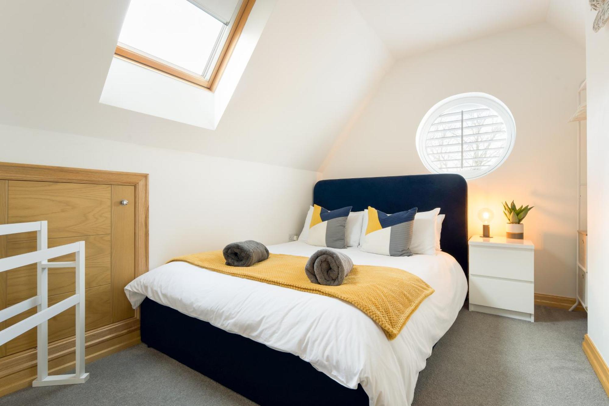 Large, Newly Renovated, Three Bedroom Town Centre Split Level Apartment With Free Parking, Sleeps Seven - Walking Distance To Beach Bournemouth Exterior foto