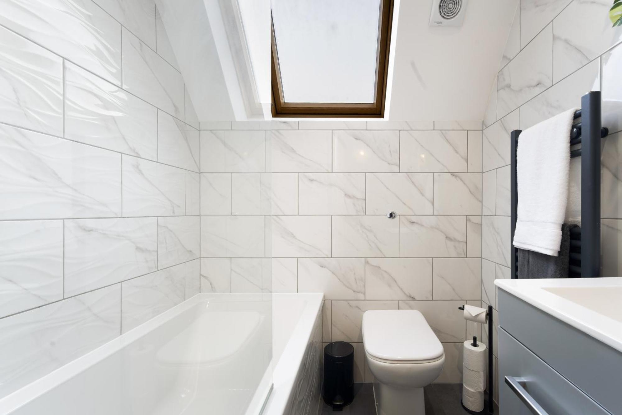 Large, Newly Renovated, Three Bedroom Town Centre Split Level Apartment With Free Parking, Sleeps Seven - Walking Distance To Beach Bournemouth Exterior foto